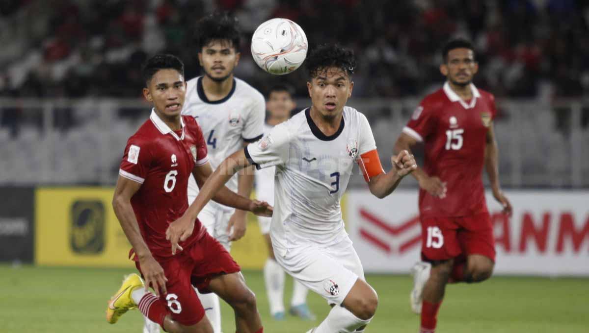Duel antara pemain Timnas Indonesia, Marselino Ferdinan dengan pemain Kamboja pada laga Piala AFF 2022 di Stadion Gelora Bung Karno, Jumat (23/12/22).