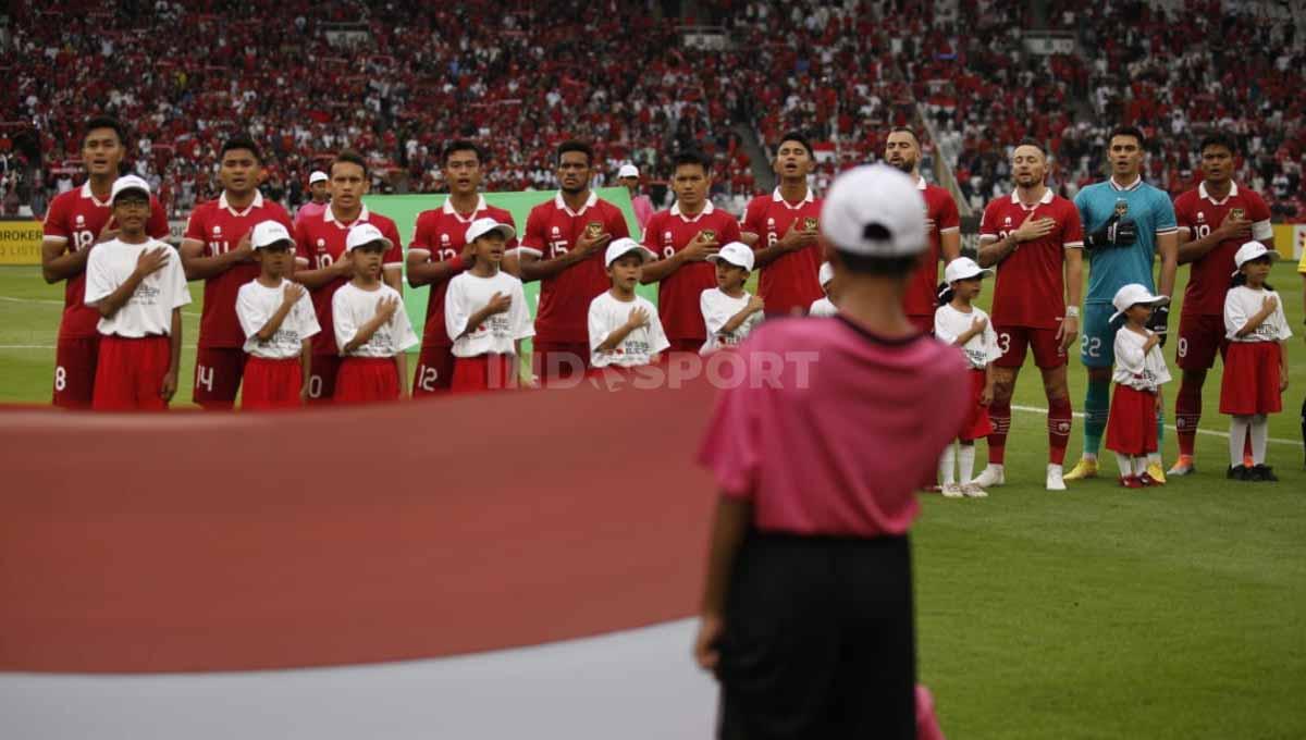 Starting eleven Timnas Indonesia menyanyikan lagu kebangsaan Indonesia Raya sebelum laga Piala AFF 2022 melawan Kamboja di Stadion Gelora Bung Karno, Jumat (23/12/22).