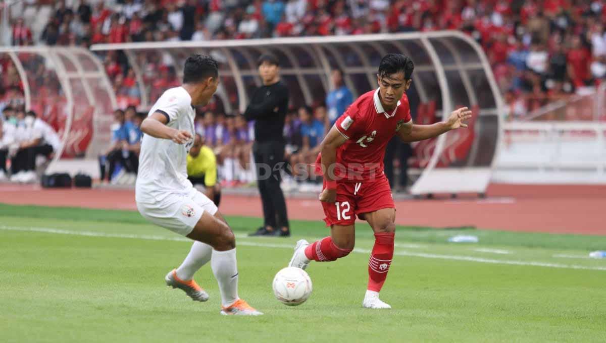 Aksi pemain Timnas Indonesia, Pratama Arhan (kanan) mencoba melewati hadangan pemain Kamboja pada laga Piala AFF 2022 di Stadion Gelora Bung Karno, Jumat (23/12/22).