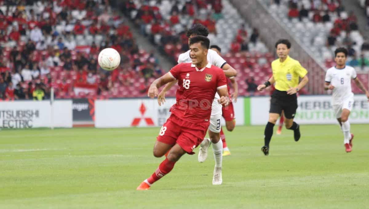 Aksi pemain Timnas Indonesia, Witan Sulaeman melewati hadangan pemain Kamboja pada laga Piala AFF 2022 di Stadion Gelora Bung Karno, Jumat (23/12/22).