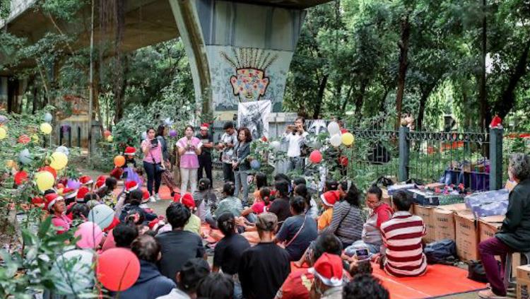 Euclia Purnama merayakan Natal bersama masyarakat kurang beruntung di sekitar kolong jalan Veteran, Jakarta Pusat, Sabtu (24/12/22).
