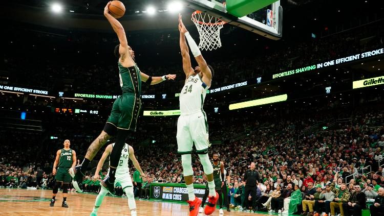 Jayson Tatum (kiri) melakukan Dunk terhadap Giannis Antetokounmpo (kanan) di duel Boston Celtics vs Milwaukee Bucks (Reuters/Gregory Fisher-USA TODAY Sports)