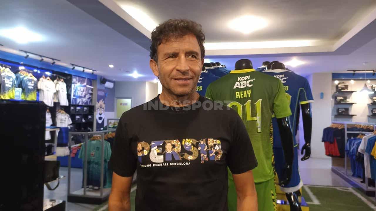 Pelatih Persib, Luis Milla bersama keluarganya mengunjungi Persib official store, Jalan Sulanjana, Kota Bandung, Senin (26/12/22).