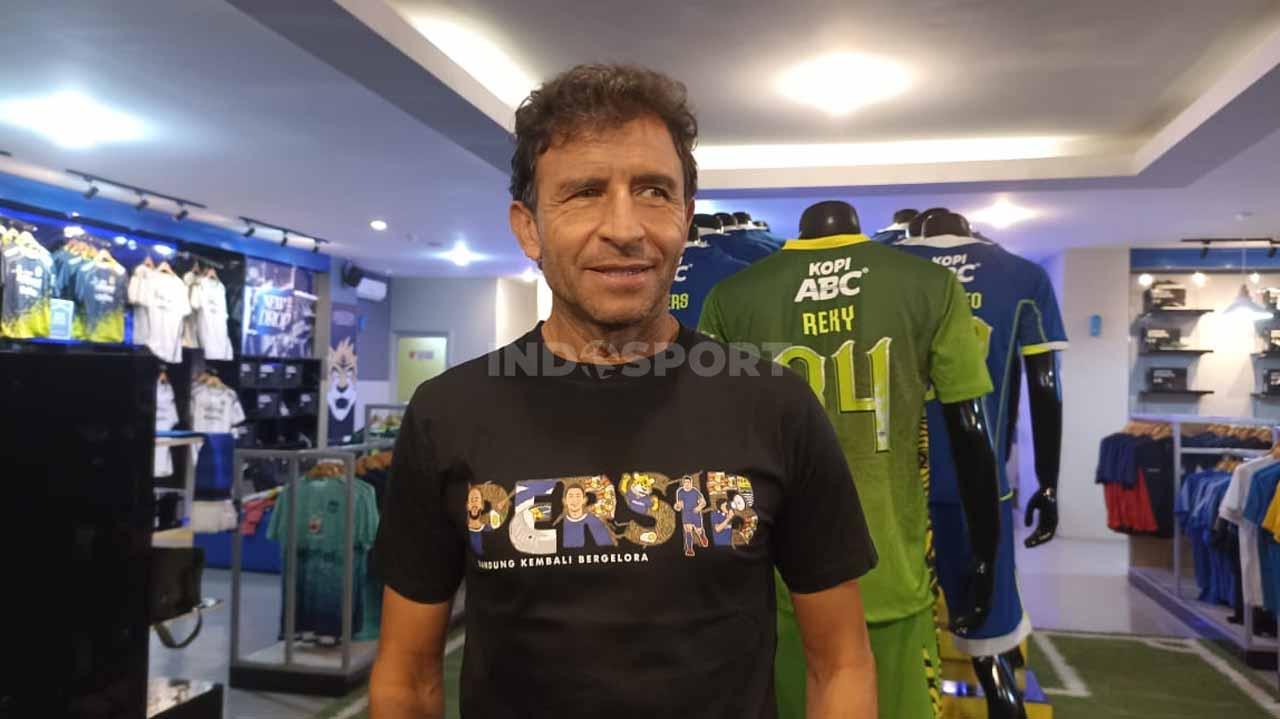 Pelatih Persib, Luis Milla bersama keluarganya mengunjungi Persib official store, Jalan Sulanjana, Kota Bandung, Senin (26/12/22). - INDOSPORT