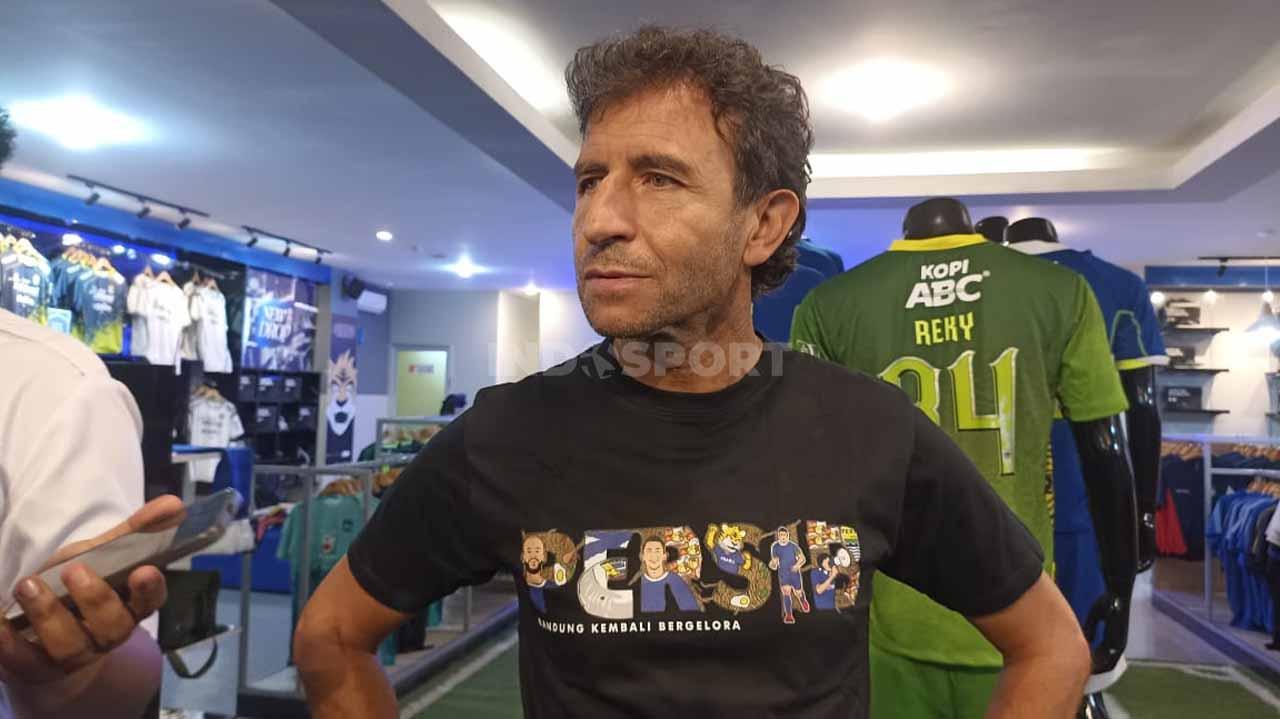 Pelatih Persib, Luis Milla bersama keluarganya mengunjungi Persib official store, Jalan Sulanjana, Kota Bandung, Senin (26/12/22).