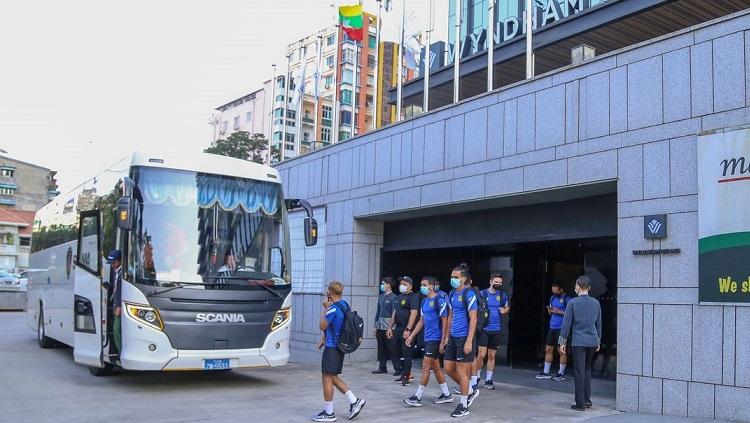Timnas Myanmar menuju lokasi latihan Piala AFF 2022. - INDOSPORT