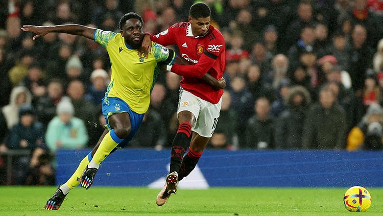 Pemain Manchester United, Marcus Rashford berusaha melindungi bola dari gangguan pemain Nottingham Forest. - INDOSPORT