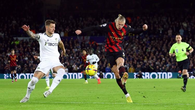 Erling Haaland melepaskan tembakan di laga Leeds United vs Manchester City (29/12/22). (Foto: REUTERS/Molly Darlington)