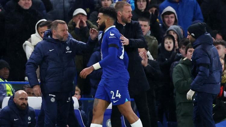 Ekspresi kecewa Reece James dan Graham Potter pasca mengalami cedera di laga Chelsea vs Bournemouth (28/12/22). (Foto: REUTERS/David Klein) - INDOSPORT