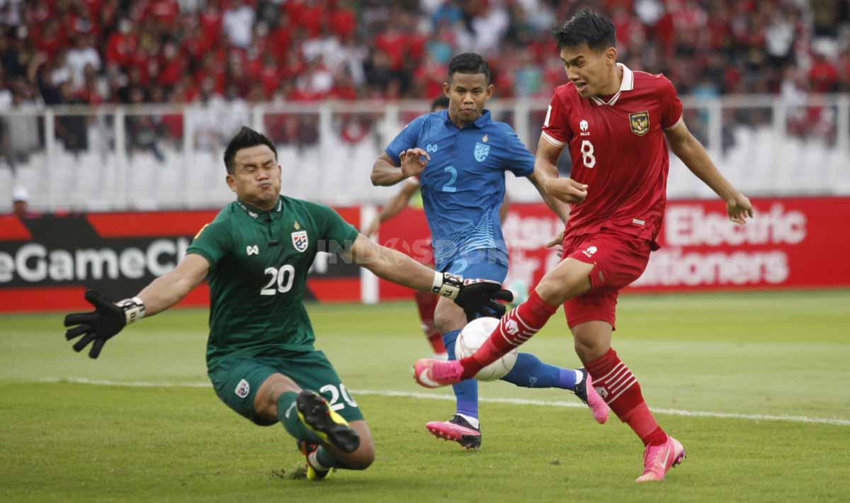 Peluang Witan Sulaeman di depan gawang Thailand berhasil digagalkan pada laga ketiga grup A Piala AFF 2022 antara Timnas Indonesia vs Thailand di Stadion GBK, Kamis (29/12/22).