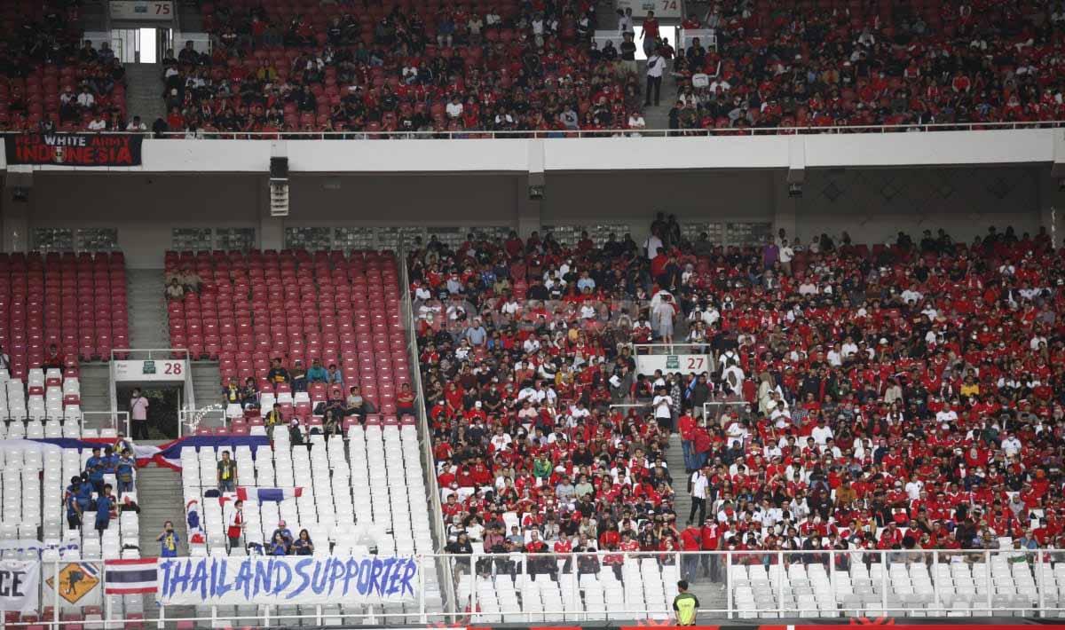 Pemandangan berbeda antara suporter Indonesia dan Thailand yang hadi langsung pada laga ketiga grup A Piala AFF 2022 antara Timnas Indonesia vs Thailand di Stadion GBK, Kamis (29/12/22).