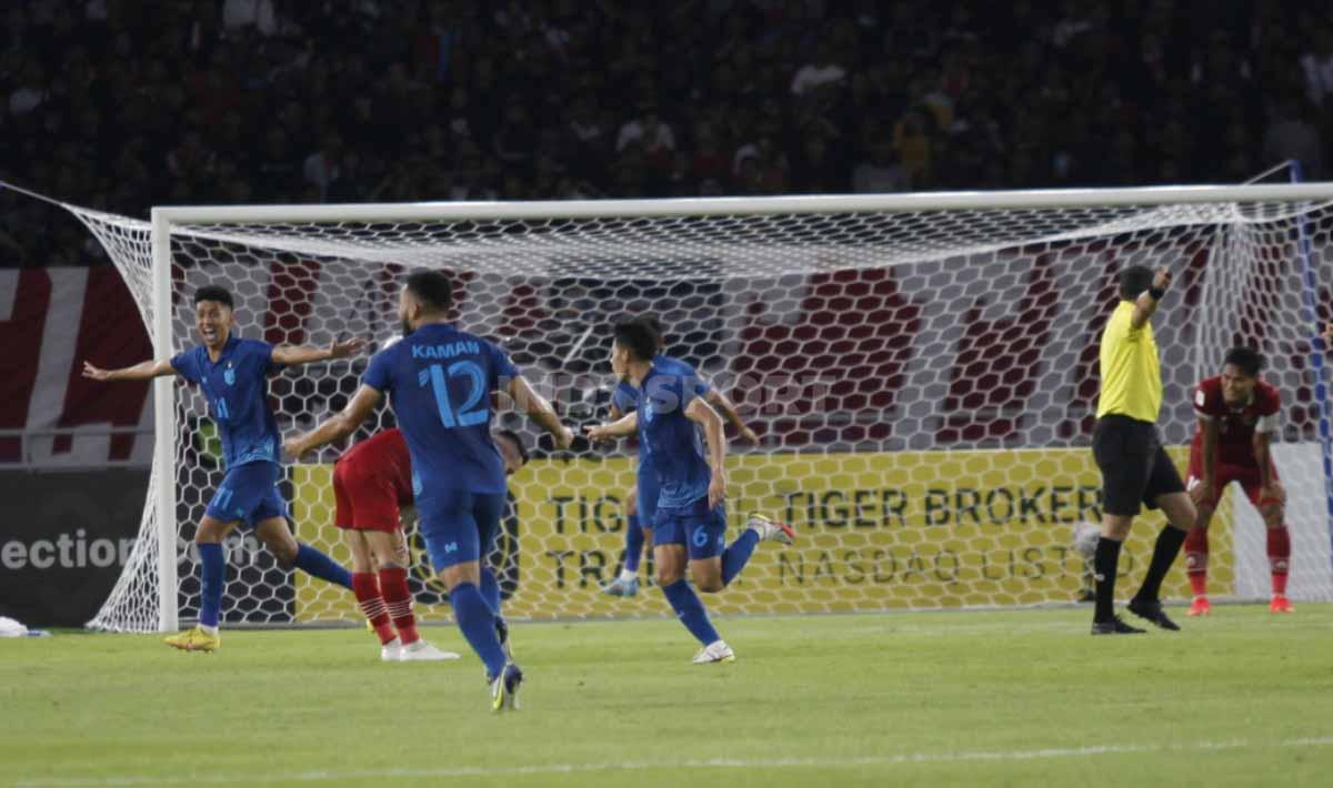 Selebrasi para pemain Thailand usai mencetak gol ke gawang Indonesia dan menyamakan kedudukan pada laga ketiga grup A Piala AFF 2022 antara Timnas Indonesia vs Thailand di Stadion GBK, Kamis (29/12/22).