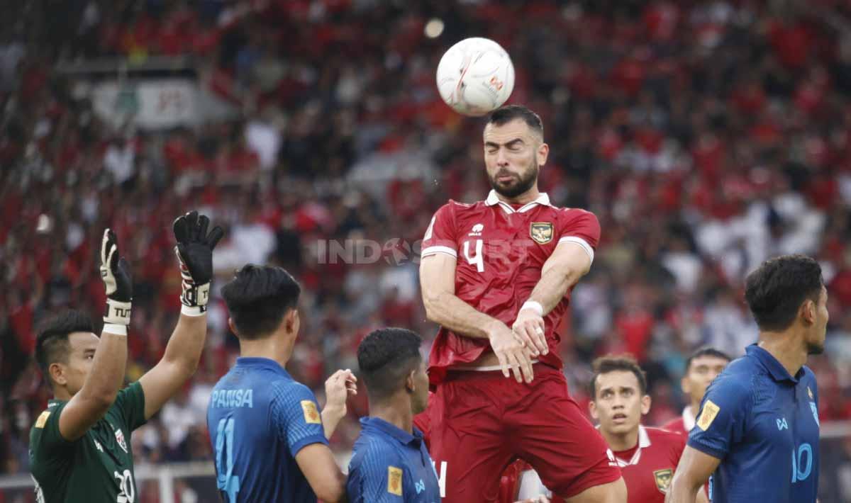 Jordi Amat melakukan sundulan pada laga ketiga grup A Piala AFF 2022 antara Timnas Indonesia vs Thailand di Stadion GBK, Kamis (29/12/22).