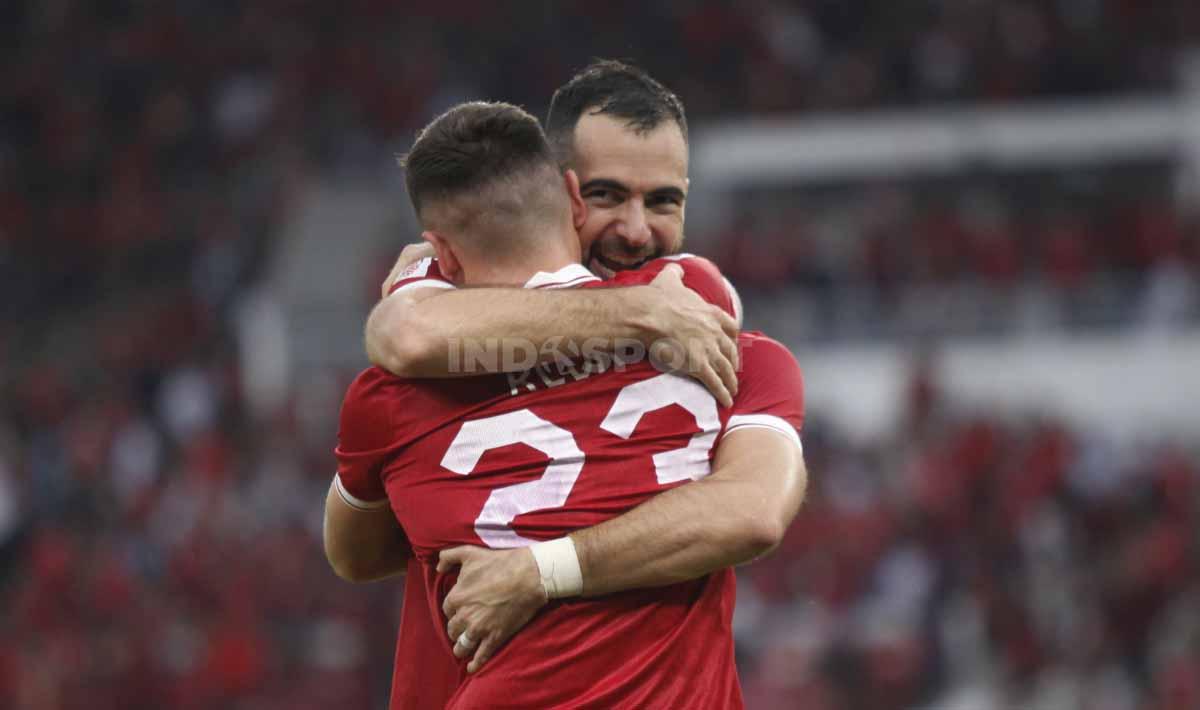 Jordi Amat memeluk Marc Klok usai mencetak gol lewat tendangan penalti ke gawang Thailand pada laga ketiga grup A Piala AFF 2022 antara Timnas Indonesia vs Thailand di Stadion GBK, Kamis (29/12/22).