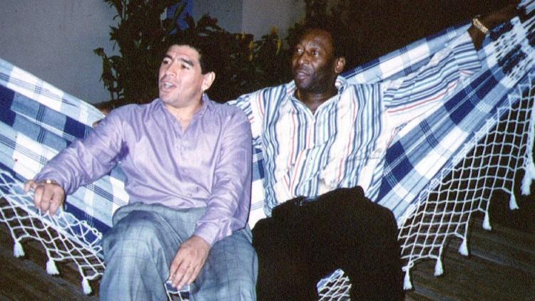 Dua legenda sepak bola, Diego Maradona (kiri) dan Pele (kanan) (14/05/1995). Foto: REUTERS/Stringer//File Photo. - INDOSPORT