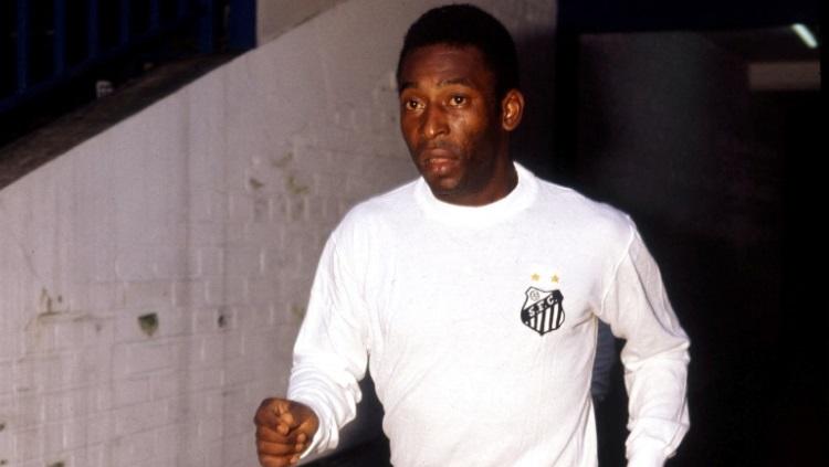 Pele saat masih bermain untuk Santos. Foto: Action Images via Reuters/File Photo. - INDOSPORT