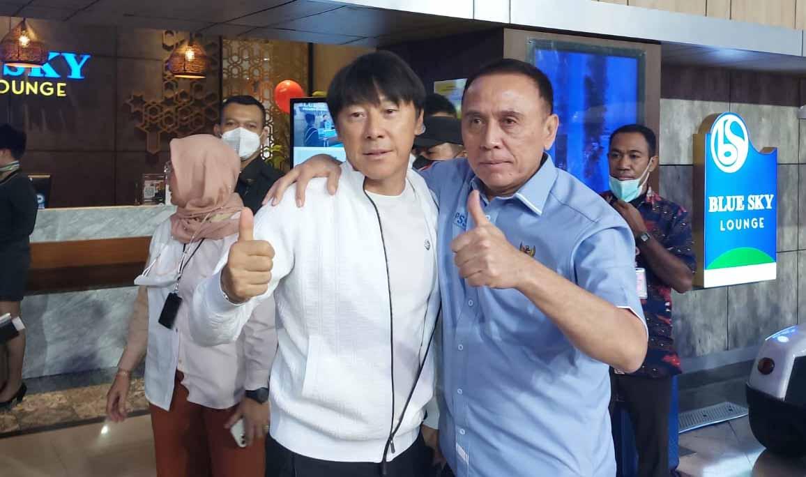 Pelatih Timnas Indonesia, Shin Tae-yong dan Ketua Umum PSSI, Mochammad Iriawan saat Timnas Indonesia bertolah ke Filipina.