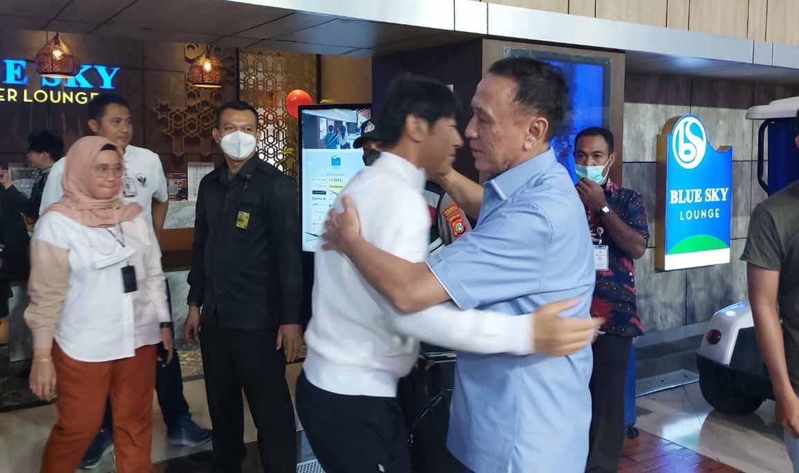 Ketua Umum PSSI Mochammad Iriawan bersama pelatih Shin Tae-yong saat melepas kepergian skuad Timnas Indonesia ke Filipina untuk laga terakhir fase grup A Piala AFF 2022.