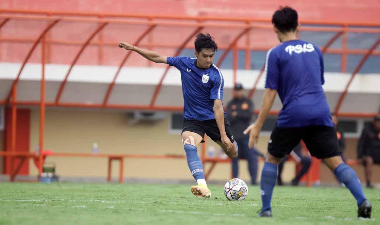 Winger asal Semarang, Septian David Maulana, bersyukur bisa membela PSIS Semarang lagi pada putaran kedua Liga 1 2022-2023. - INDOSPORT