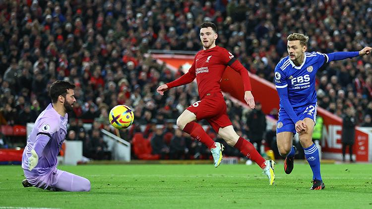Aksi pemain Leicester City, Kiernan Dewsbury mencetak gol ke gawang Liverpool di Liga Inggris.