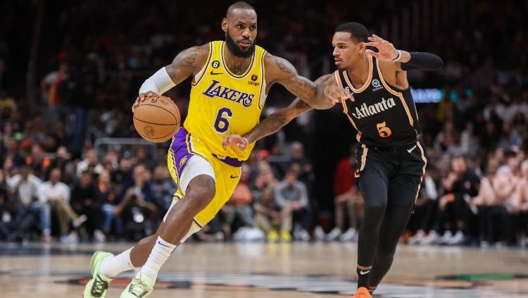 Aksi LeBron James di laga NBA antara Atlanta Hawks vs Los Angeles Lakers (31/12/22). (Foto: Reuters/Brett Davis-USA TODAY Sports) - INDOSPORT