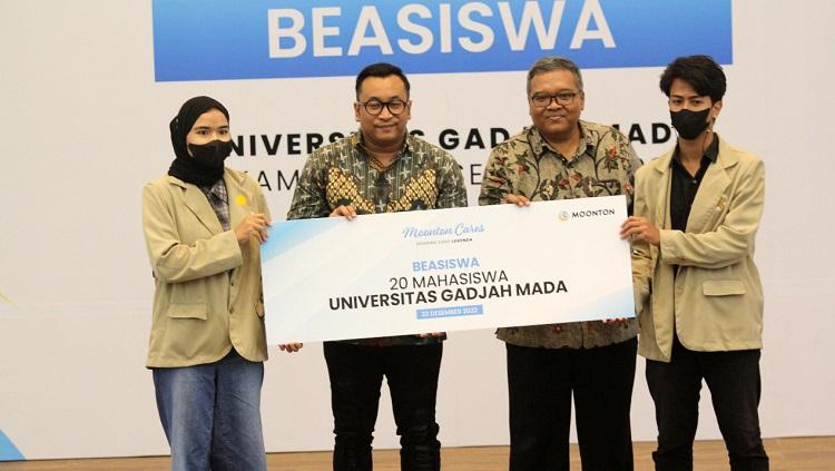 Penyaluran beasiswa dari Moonton Games untuk mahasiswa di Universitas Gajah Mada (UGM).