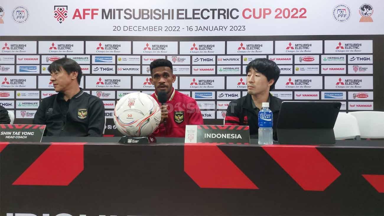 Pelatih Shin Tae-yong bersama Ricky Kambuaya pada jumpa pers Timnas Indonesia jelang melawan Filipina di Piala AFF 2022, Minggu (01/01/23). - INDOSPORT