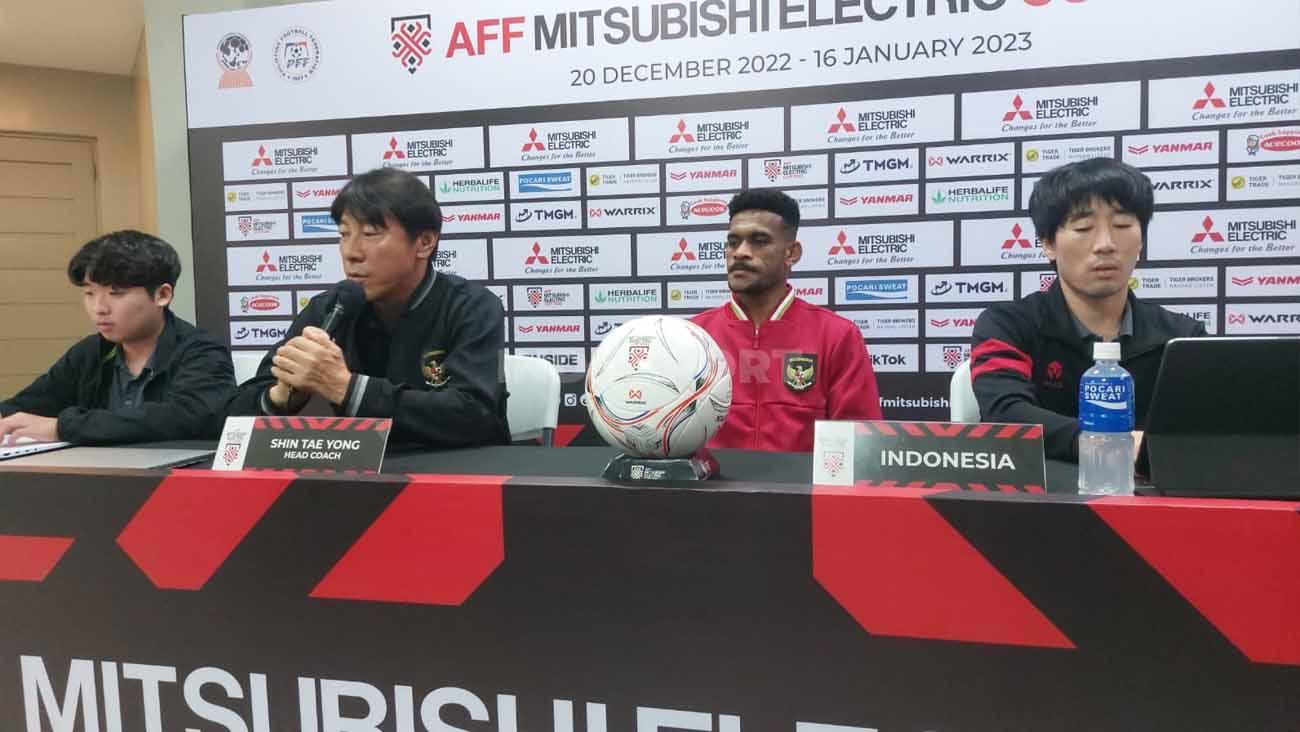 Pelatih Shin Tae-yong dan Ricky Kambuaya pada jumpa pers Timnas Indonesia jelang melawan Filipina di Piala AFF 2022, Minggu (01/01/23). - INDOSPORT
