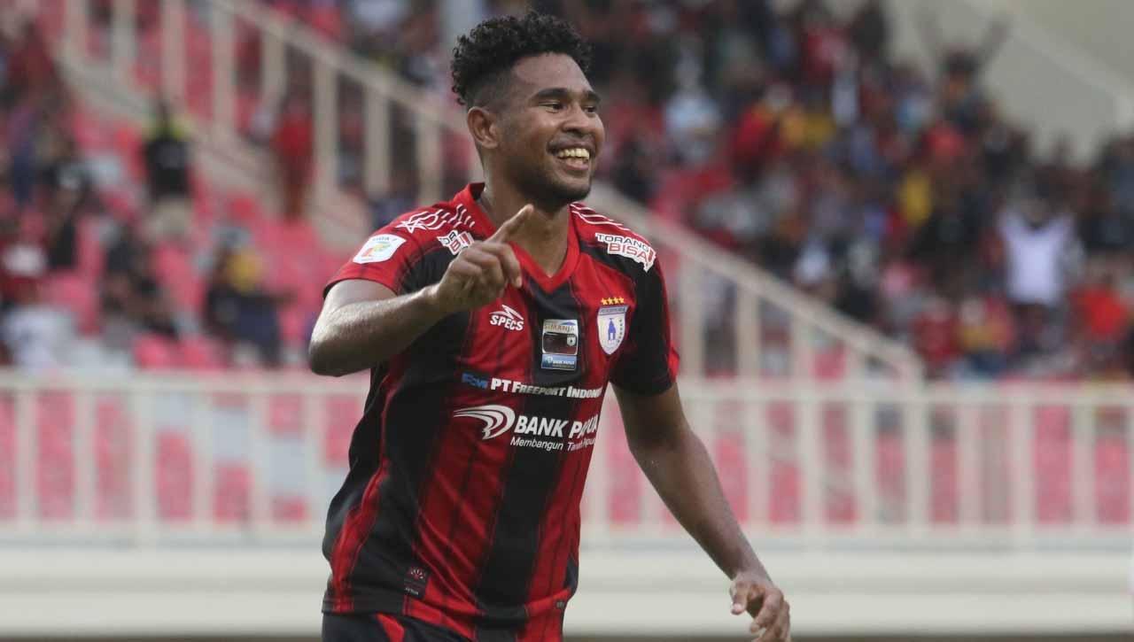 Pemain Persipura Brian Fatari resmi ke Dewa United. (Foto: Adelio/Persipura)