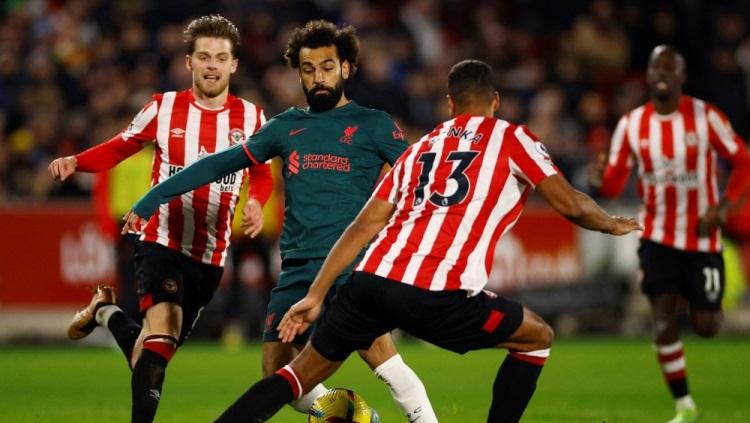 Pelatih The Reds, Jurgen Klopp, kasak-kusuk mencari kambing hitam setelah gagal dalam laga Liga Inggris (Premier League) antara Brentford vs Liverpool. Foto: Action Images via Reuters/John Sibley.
