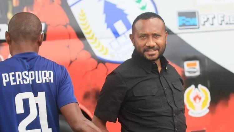Manajer Persipura Jayapura, Yan Permenas Mandenas atau Adelio.