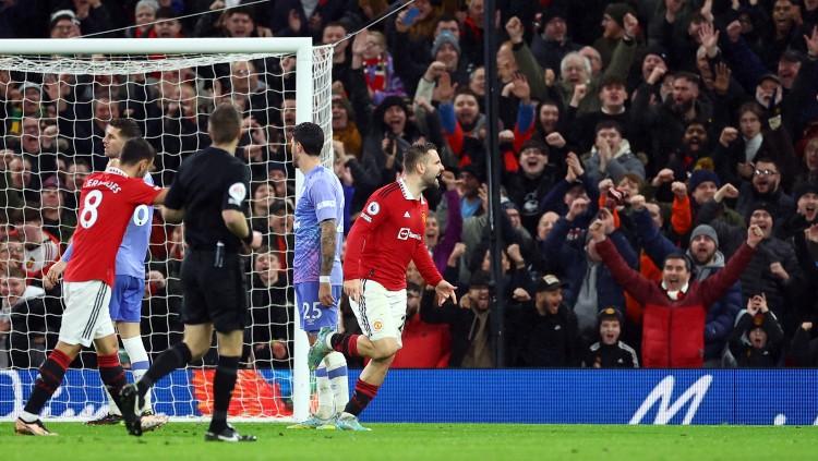 Selebrasi Luke Shaw usai mencetak gol di laga Manchester United vs Bournemouth (04/01/23). (Foto: REUTERS/Carl Recine) - INDOSPORT