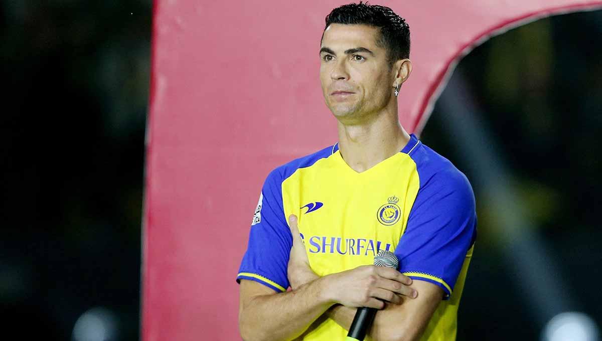 Siapa yang menyangka bahwa Cristiano Ronaldo ternyata sudah belajar Bahasa Arab dari Mesut Ozil jauh sebelum resmi bergabung dengan Al Nassr. (Foto: REUTERS/Ahmed Yosri)