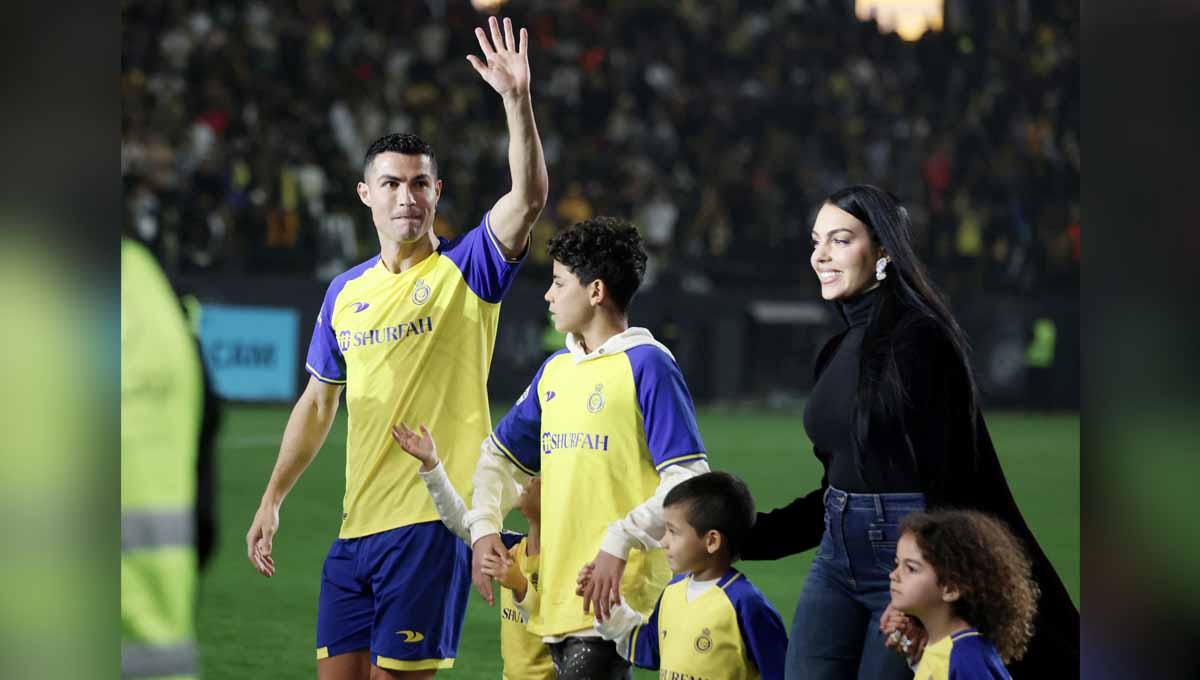 Cristiano Ronaldo akhirnya bernapas lega, setelah pemain Al Nassr ini diperbolehkan tinggal bersama kekasihnya Goergina Rodriguez tanpa menikah di Arab Saudi. (Foto: REUTERS/Ahmed Yosri) - INDOSPORT