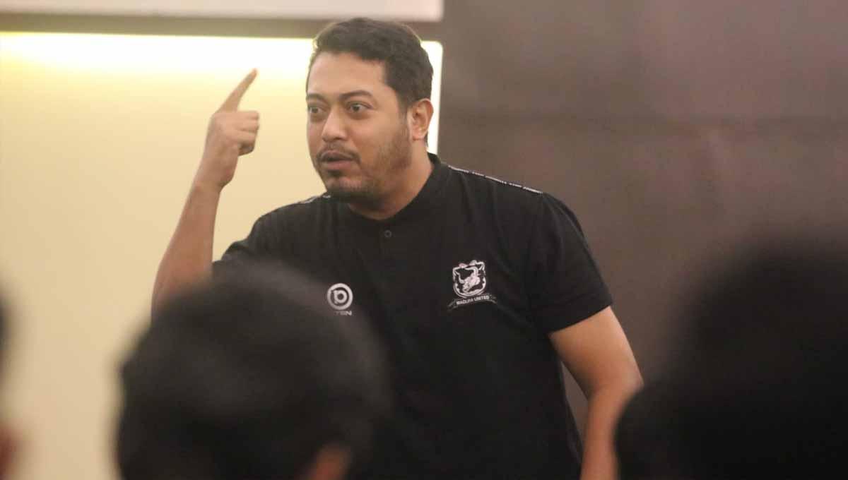Manajer tim Madura United, Umar Wachdin, buka suara soal potensi transfer Koko Ari Araya.