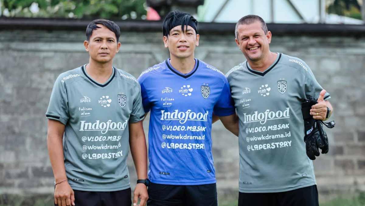 Rekrutan baru Bali United, Gerri Mandagi, bersama dua pelatih kiper Bali United, Made Wardhana dan Marcelo Pires. (Foto: Bali United)