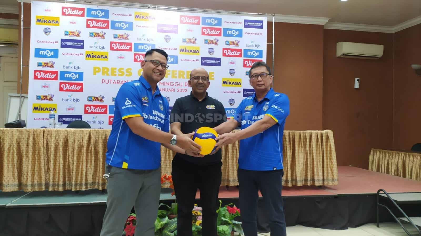 Manajer tim Bandung BJB Tandamata, Ayi Subarna (kiri), Direktur Proliga, Hanny S. Surkatty (tengah) dan Ketua panitia Proliga 2023 Putaran Pertama seri Bandung, Tahyan Iskandar, usai konferensi pers di The Naripan Hotel, Kota Bandung, Rabu (04/01/23).