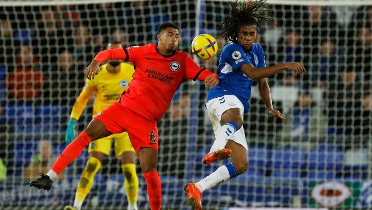 Duel Levi Colwill (kiri) dengan Alex Iwobi (kanan) di laga Everton vs Brighton (04/01/23). (Foto: Reuters/Jason Cairnduff)