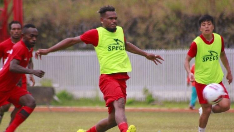 Manajemen Persipura Jayapura langsung tancap gas mencari pemain baru, Israel Wamiau. Foto: Sudjarwo/INDOSPORT