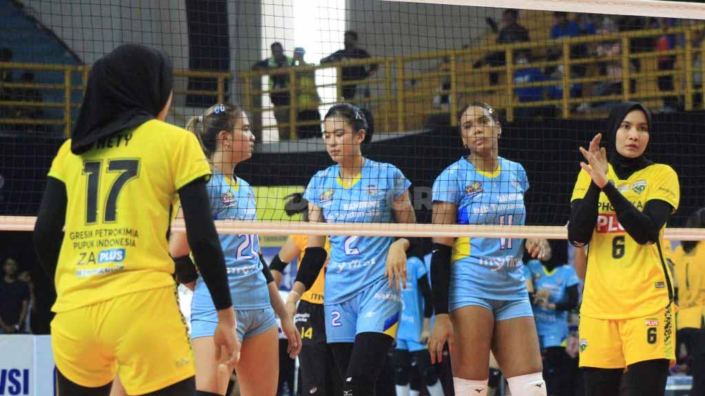 Gresik Petrokimia Pupuk Indonesia menghadapi Bandung BJB Tandamata, pada Seri I Putaran Pertama Proliga 2023 di GOR Sabilulungan, Kompleks Stadion Si Jalak Harupat, Kabupaten Bandung, Kamis (05/01/22).