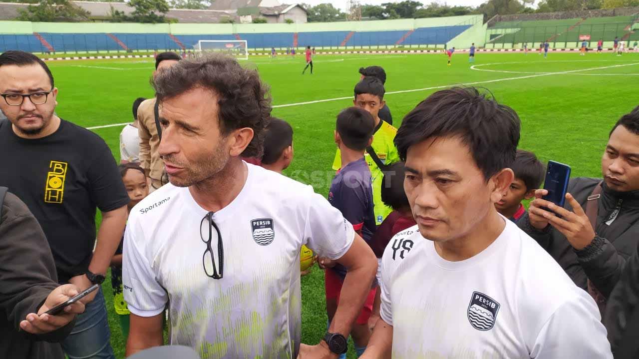 Pelatih Persib, Luis Milla bersama pelatih fisik Yaya Sunarya.