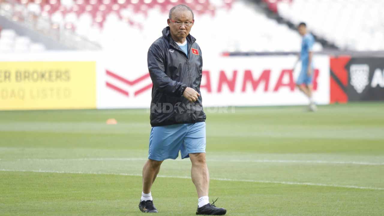Pelatih The Golden Star, Park Hang-seo, menegur pelanggaran yang dilakukan Doan Van Hau dalam laga leg 1 antara Indonesia vs Vietnam di semifinal Piala AFF. - INDOSPORT
