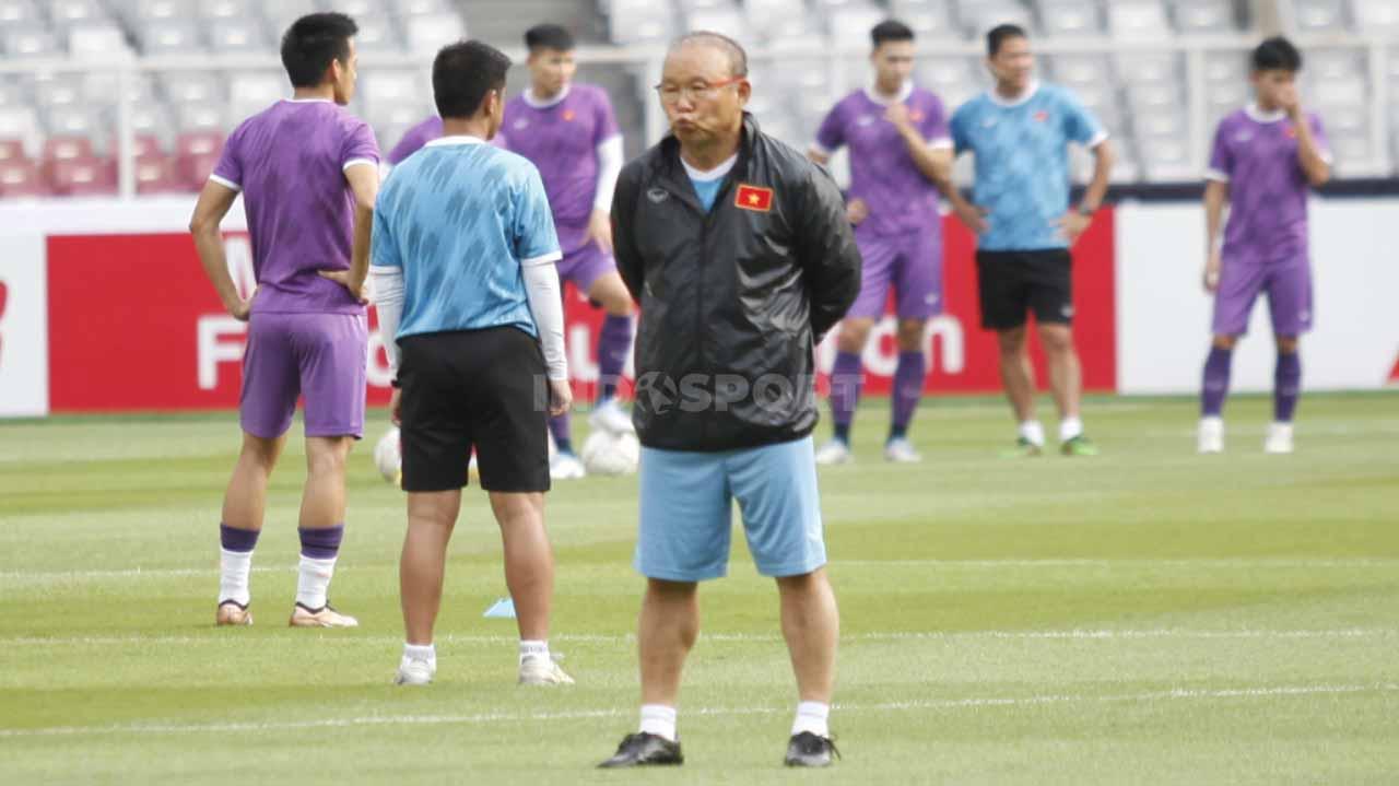 Ragam aksi dan ekspresi pelatih Vietnam Park Hang-seo pada official training jelang babak semifinal Piala AFF 2022 melawan Timnas Indonesia di stadion GBK, Kamis (05/01/23).