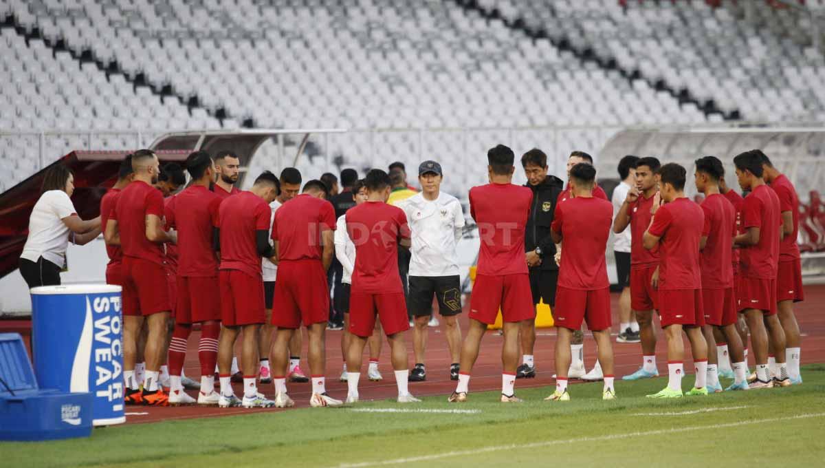 Official training Timnas Indonesia jelang laga babak semifinal Piala AFF 2022 melawan Vietnam di stadion GBK, Kamis (05/01/23).