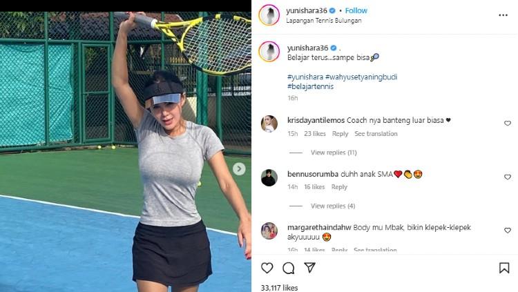 Penyanyi multitalenta Indonesia, Yuni Shara pamer tubuh singset saat bermain olahraga tenis bak Anak Baru Gede (ABG). - INDOSPORT