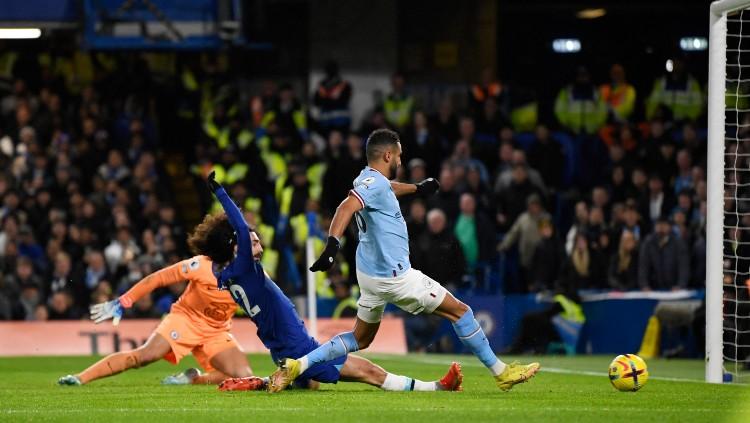 Riyad Mahrez mencetak golnya di laga Chelsea vs Manchester City (06/01/23). (Foto: REUTERS/Tony Obrien)