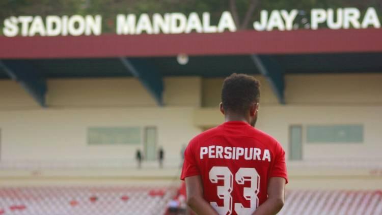 Gunansar Mandowen usai berlatih bersama skuad Persipura Jayapura di Stadion Mandala, beberapa waktu lalu - INDOSPORT