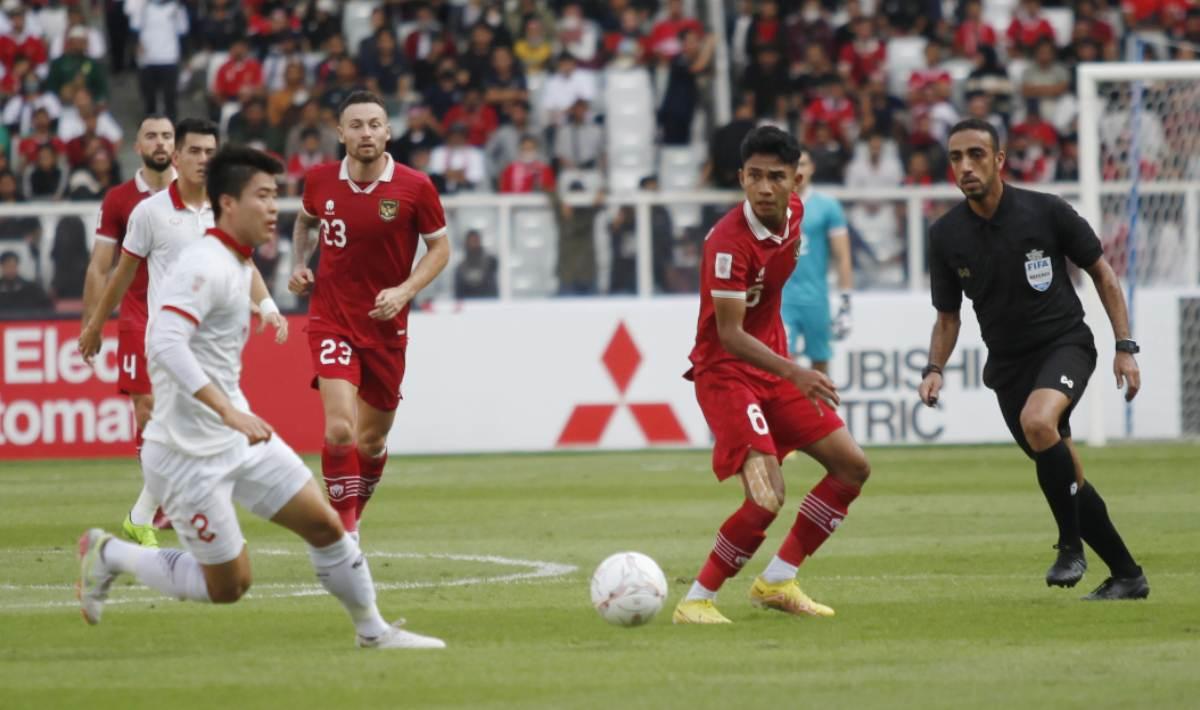 Pemain Vietnam berusaha memotong aliran bola yan mengarah ke Marselino Ferdinan (kedua kanan) pada laga leg pertama semifinal Piala AFF 2022 antara Timnas Indonesia vs Vietnam di Stadion GBK, Jumat (06/01/23)