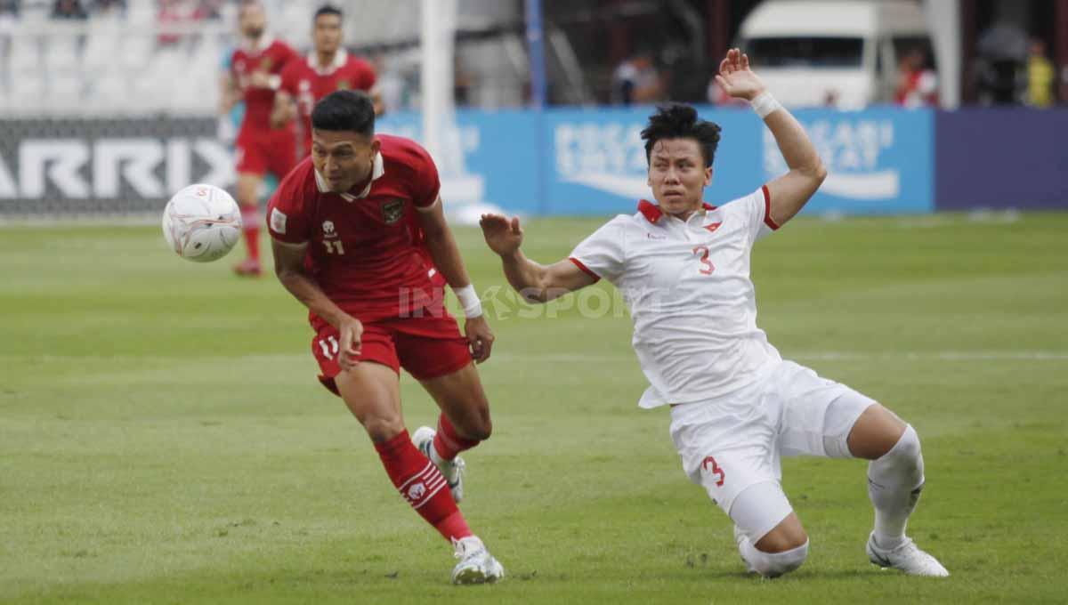 Aksi Dendy Sulistyawan melewati hadangan pemain Vietnam pada laga leg pertama semifinal Piala AFF 2022 antara Timnas Indonesia vs Vietnam di Stadion GBK, Jumat (06/01/23).