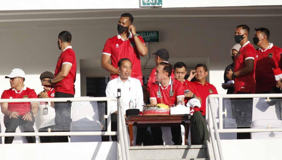 Presiden Jokowi hadir didampingi Ketum PSSI Mochamad Iriawan pada laga leg pertama semifinal Piala AFF 2022 antara Timnas Indonesia vs Vietnam di Stadion GBK, Jumat (06/01/23).
